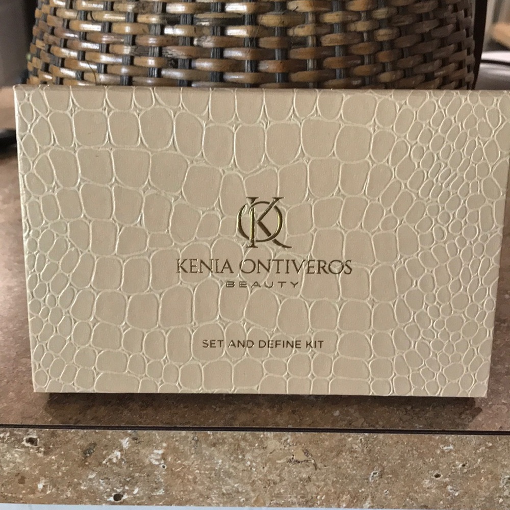 Kenia Ontiveros set and define kit